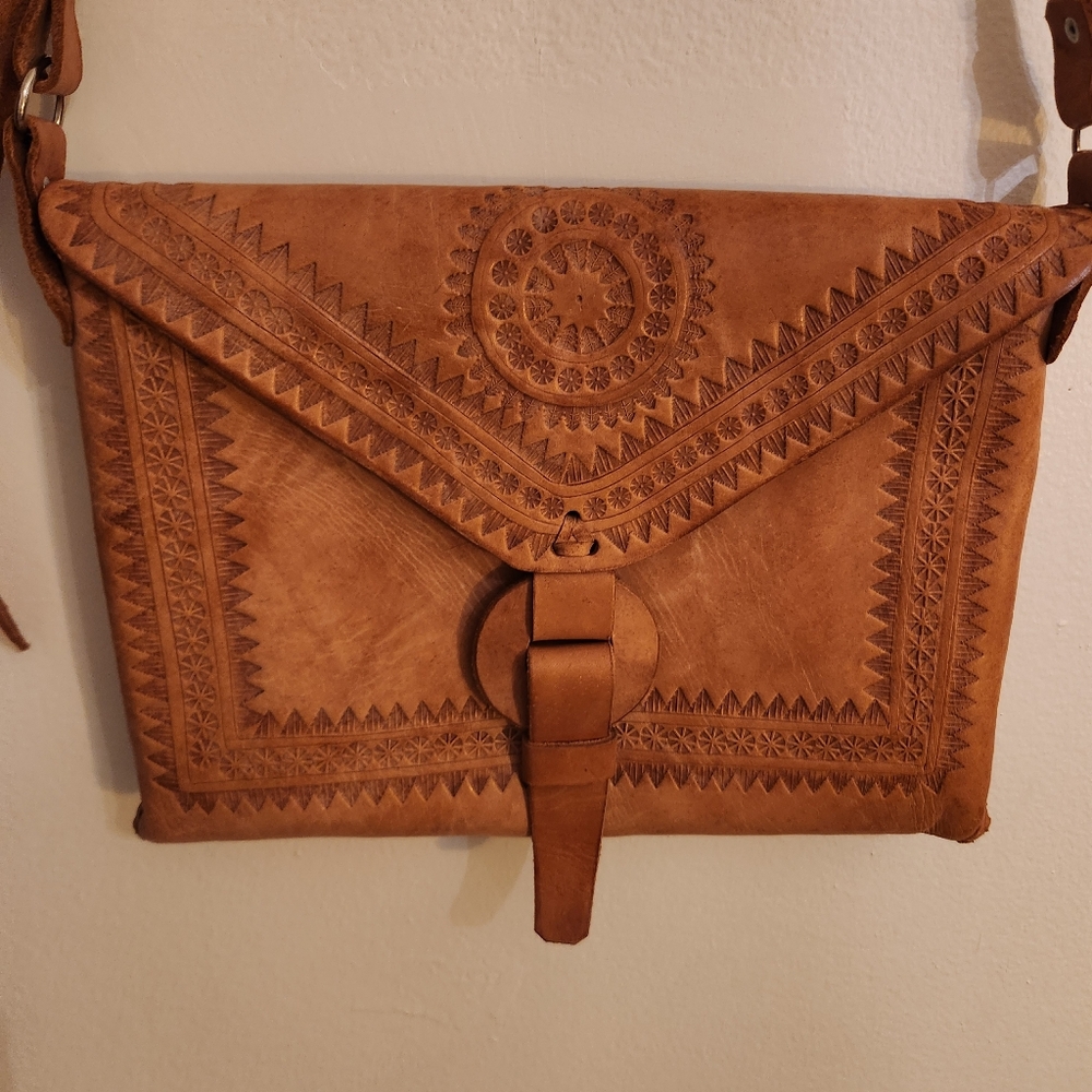 Handmade Leather Crossbody Shoulder Bag - Picture 5 of 14